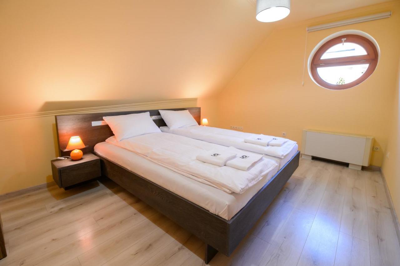 Hr Apartmanhaz Eger Luaran gambar