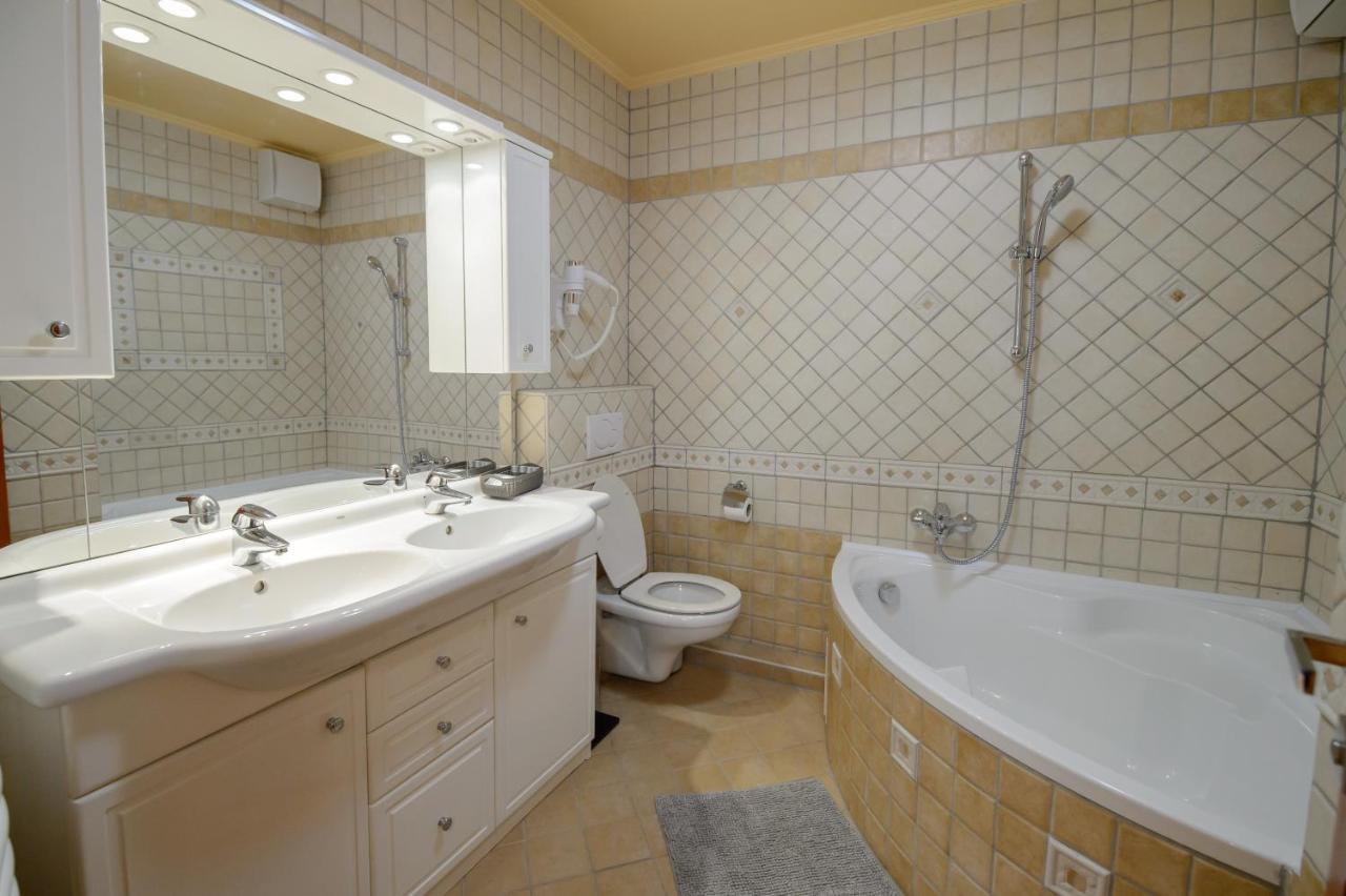 Hr Apartmanhaz Eger Luaran gambar